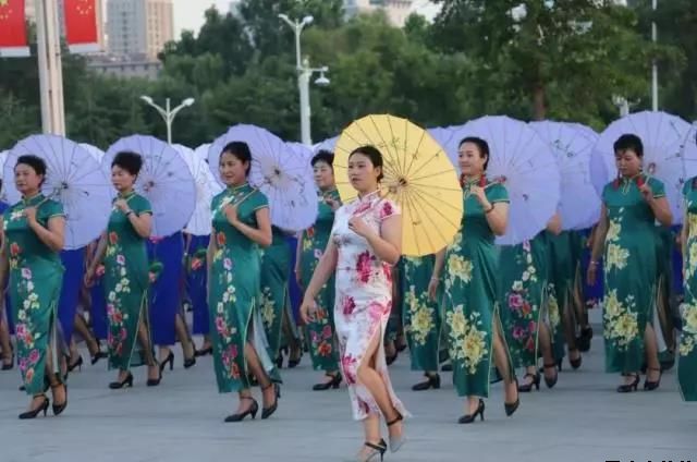 平?jīng)鲢垂军h委和興北路社區(qū)綠地廣場商圈黨建聯(lián)盟合作舉辦“謳歌新時代 共圓中國夢”紀念改革開放四十周年大型群眾廣場文化活動(圖2) 平?jīng)鲢垂军h委和興北路社區(qū)綠地廣場商圈黨建聯(lián)盟合作舉辦“謳歌新時代 共圓中國夢”紀念改革開放四十周年大型群眾廣場文化活動(圖2)