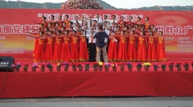 平?jīng)鲢垂军h委和興北路社區(qū)綠地廣場商圈黨建聯(lián)盟合作舉辦“謳歌新時代 共圓中國夢”紀念改革開放四十周年大型群眾廣場文化活動(圖8) 平?jīng)鲢垂军h委和興北路社區(qū)綠地廣場商圈黨建聯(lián)盟合作舉辦“謳歌新時代 共圓中國夢”紀念改革開放四十周年大型群眾廣場文化活動(圖8)