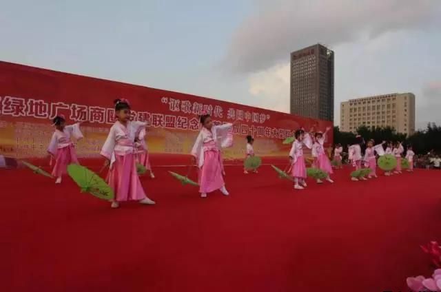 平?jīng)鲢垂军h委和興北路社區(qū)綠地廣場商圈黨建聯(lián)盟合作舉辦“謳歌新時代 共圓中國夢”紀念改革開放四十周年大型群眾廣場文化活動(圖9) 平?jīng)鲢垂军h委和興北路社區(qū)綠地廣場商圈黨建聯(lián)盟合作舉辦“謳歌新時代 共圓中國夢”紀念改革開放四十周年大型群眾廣場文化活動(圖9)