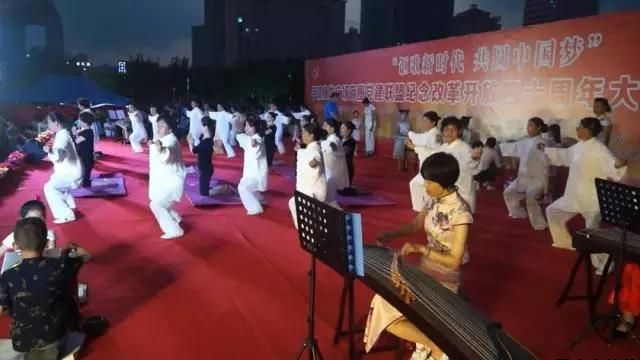 平?jīng)鲢垂军h委和興北路社區(qū)綠地廣場商圈黨建聯(lián)盟合作舉辦“謳歌新時代 共圓中國夢”紀念改革開放四十周年大型群眾廣場文化活動(圖11) 平?jīng)鲢垂军h委和興北路社區(qū)綠地廣場商圈黨建聯(lián)盟合作舉辦“謳歌新時代 共圓中國夢”紀念改革開放四十周年大型群眾廣場文化活動(圖11)