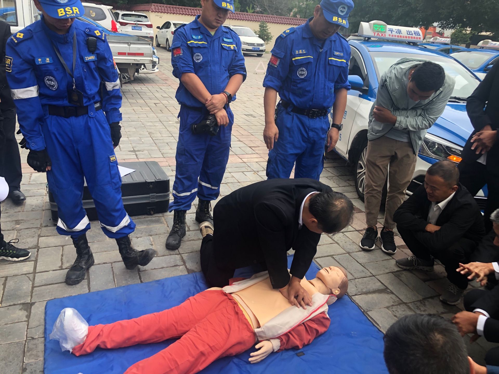 藍(lán)天救援隊(duì)走進(jìn)泓源新能源出租汽車(chē)公司開(kāi)展應(yīng)急救護(hù)培訓(xùn)活動(dòng)(圖2) 藍(lán)天救援隊(duì)走進(jìn)泓源新能源出租汽車(chē)公司開(kāi)展應(yīng)急救護(hù)培訓(xùn)活動(dòng)(圖2)