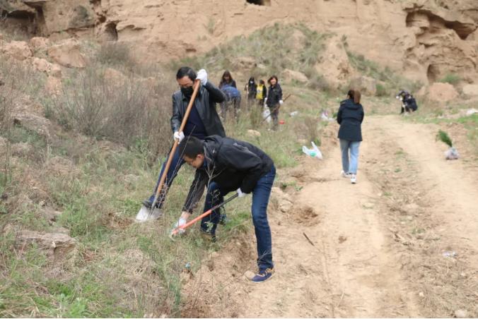 泓源公司開展義務(wù)植樹活動(dòng)(圖2) 泓源公司開展義務(wù)植樹活動(dòng)(圖2)