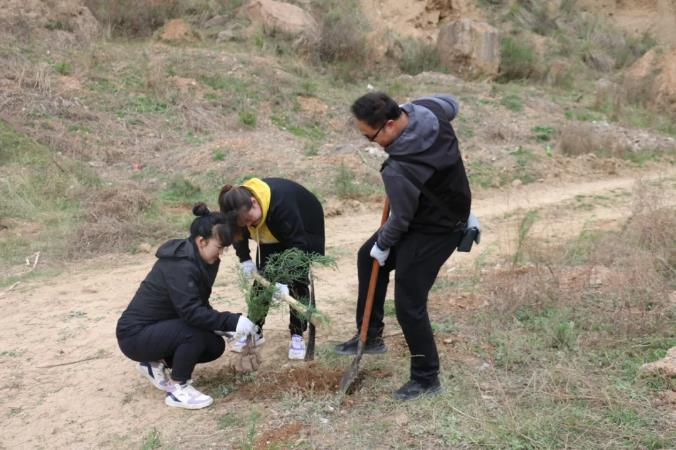 泓源公司開展義務(wù)植樹活動(dòng)(圖3) 泓源公司開展義務(wù)植樹活動(dòng)(圖3)