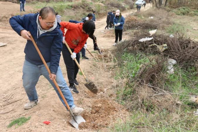 泓源公司開展義務(wù)植樹活動(dòng)(圖4) 泓源公司開展義務(wù)植樹活動(dòng)(圖4)