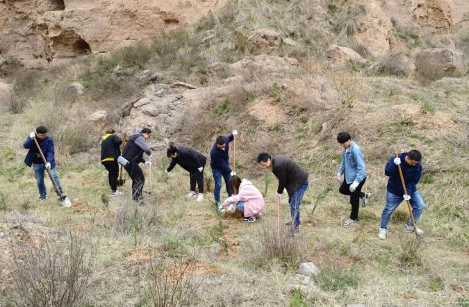 泓源公司開展義務(wù)植樹活動(dòng)(圖5) 泓源公司開展義務(wù)植樹活動(dòng)(圖5)