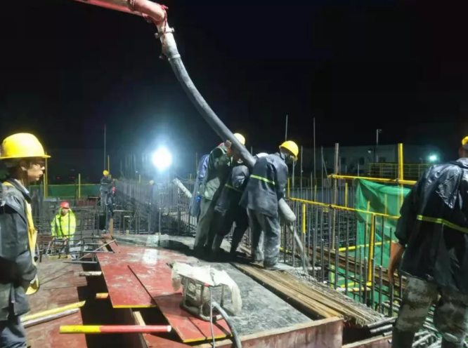 “國慶假日我在崗”——用堅守書寫泓源精神(圖2) “國慶假日我在崗”——用堅守書寫泓源精神(圖2)