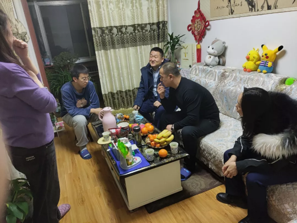 關(guān)愛員工冷暖 傳遞組織溫情——市產(chǎn)投集團(tuán)組織開展員工家訪活動(dòng)(圖2) 關(guān)愛員工冷暖 傳遞組織溫情——市產(chǎn)投集團(tuán)組織開展員工家訪活動(dòng)(圖2)