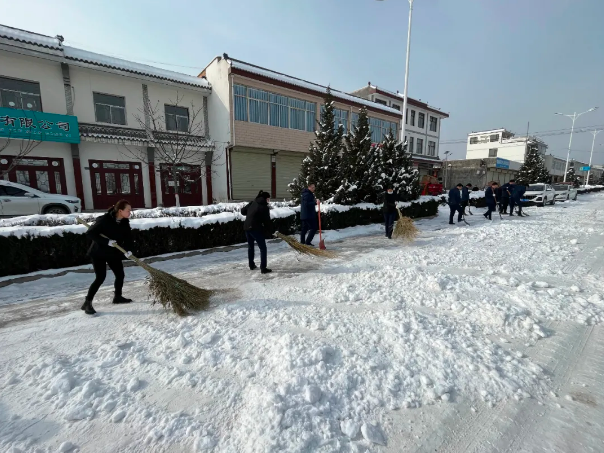 文明創(chuàng)建我先行——市產(chǎn)投集團深入創(chuàng)城包抓村社開展清掃積雪志愿服務(wù)活動(圖2) 文明創(chuàng)建我先行——市產(chǎn)投集團深入創(chuàng)城包抓村社開展清掃積雪志愿服務(wù)活動(圖2)