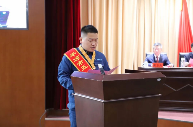 喜報！市產(chǎn)投集團(tuán)員工楊李榮獲2022年平?jīng)鍪形逡粍趧营務(wù)?圖2)