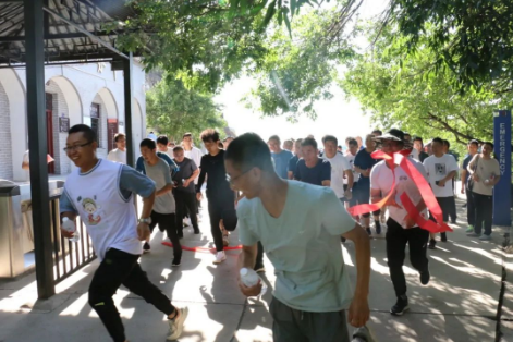 助力文旅市場 展示產投風采——市產投集團組織開展員工登山比賽活動(圖2) 助力文旅市場 展示產投風采——市產投集團組織開展員工登山比賽活動(圖2)