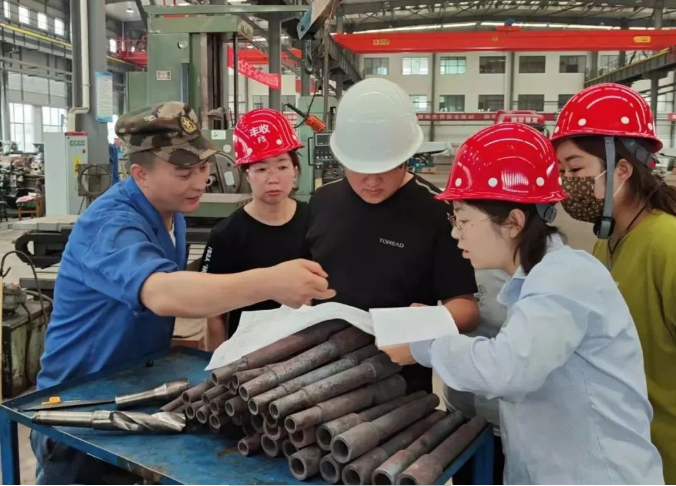 市產(chǎn)投集團(tuán)百名員工下一線真磨礪練本領(lǐng)(圖1) 市產(chǎn)投集團(tuán)百名員工下一線真磨礪練本領(lǐng)(圖1)