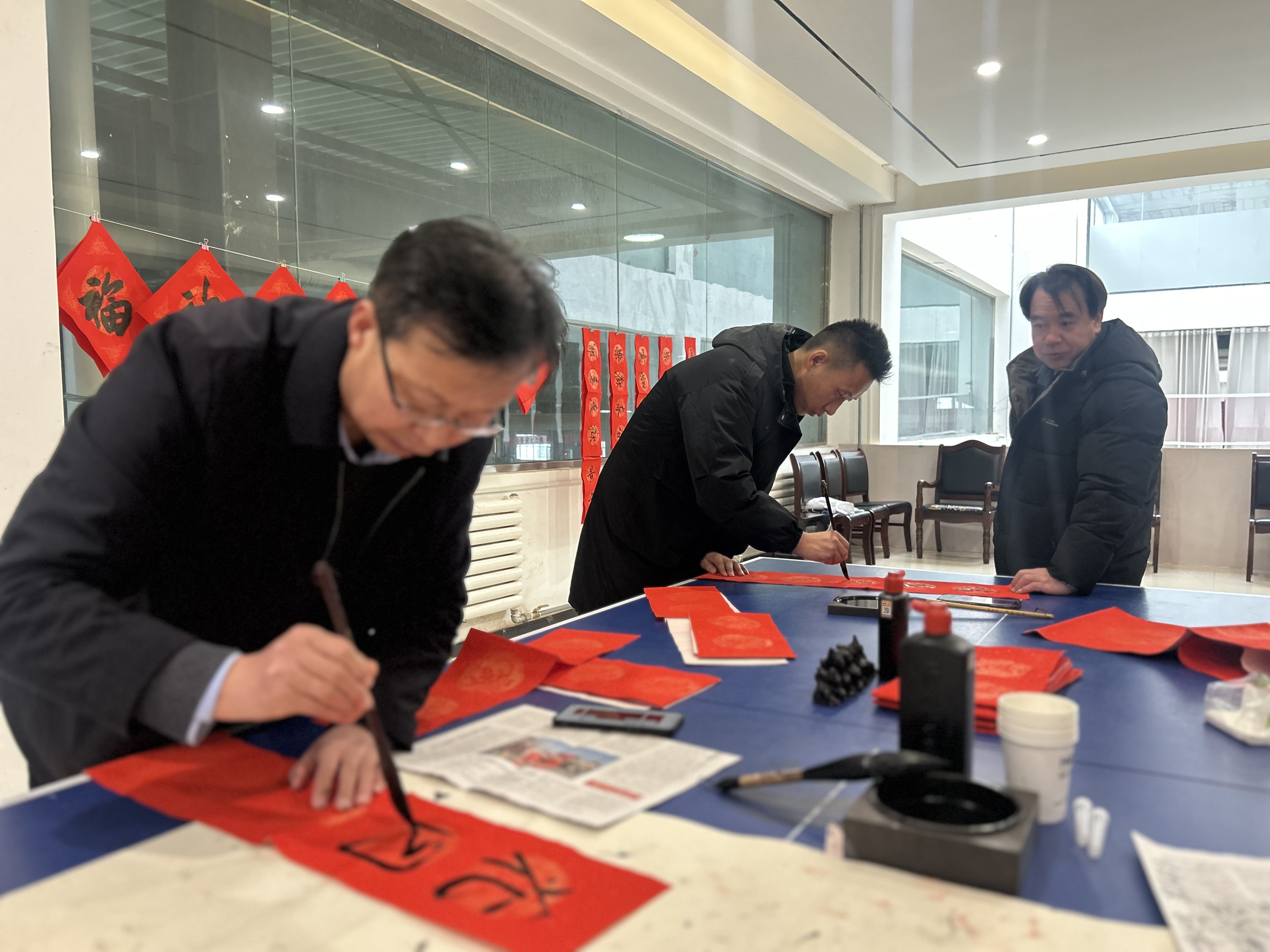 翰墨飄香添年味 迎春納福寫春聯(lián)—市產(chǎn)投集團泓盛達公司組織開展迎新春、寫對聯(lián)、送祝?；顒?圖1)